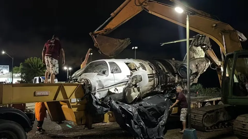 Prefeitura de Ubatuba finalizou a remoção da aeronave na praia do Cruzeiro e CETESB monitora possíveis danos ambientais.