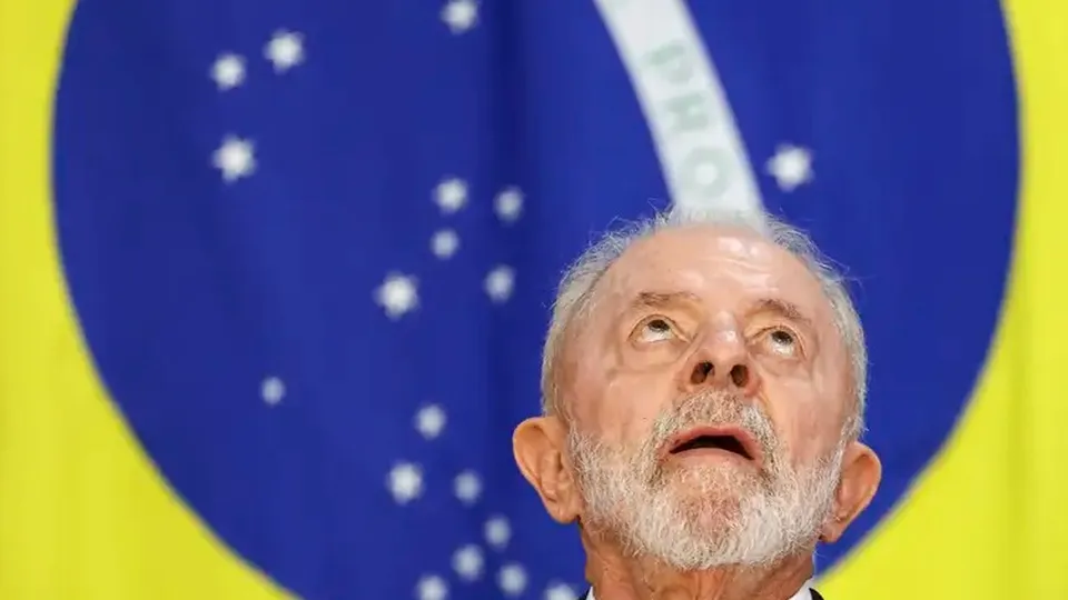 Pesquisa AtlasIntel revela que quase metade dos brasileiros desaprova o presidente, refletindo pessimismo econômico.