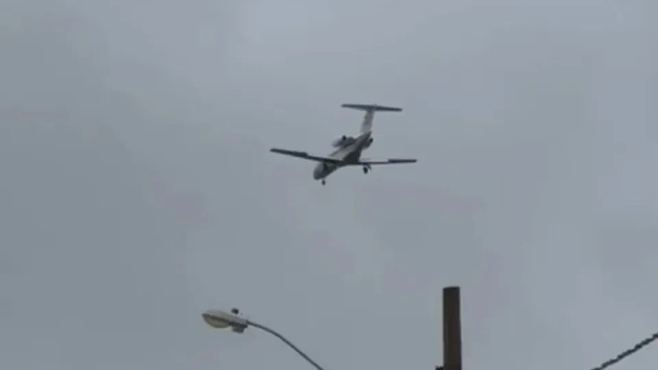 Avião de pequeno porte ultrapassou pista do aeroporto e caiu na Praia do Cruzeiro; sete pessoas foram socorridas.