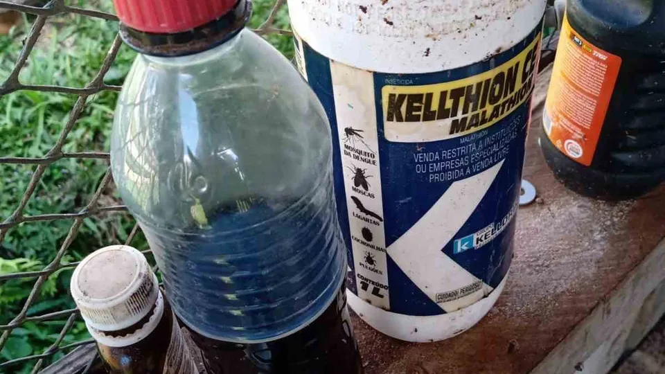 Tragédia em Sengés, no Paraná: irmãos de 54 e 57 anos confundem herbicida com bebida e falecem. Investigação em andamento.
