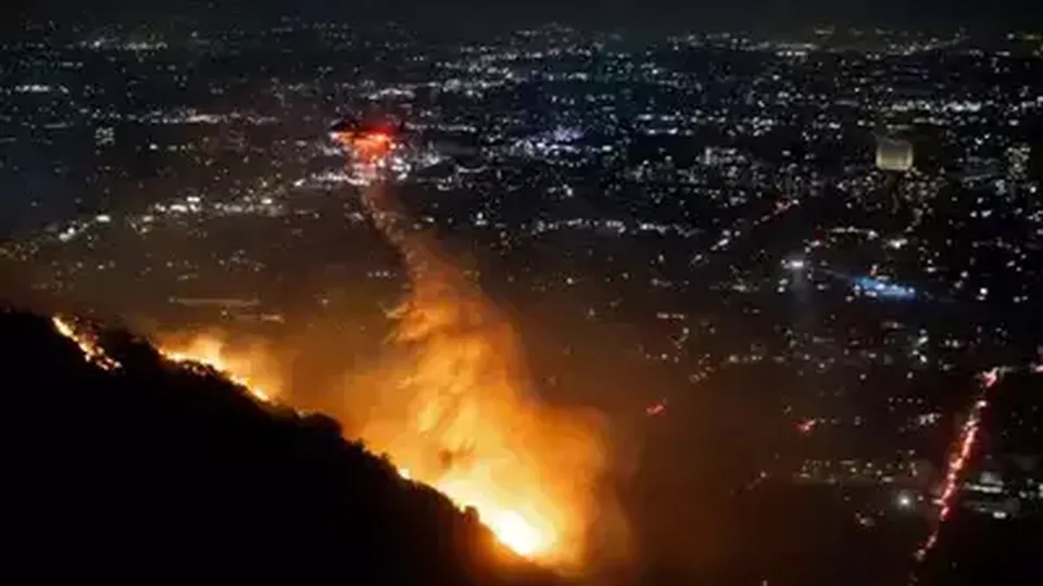 Imagens de satélite mostram extensão da fumaça dos incêndios em Los Angeles