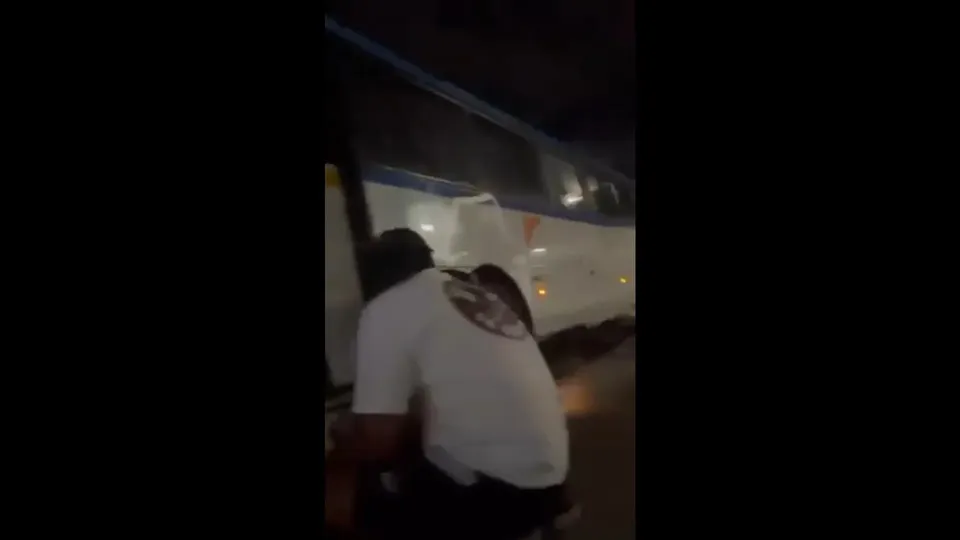 Passageiros se abrigam em ônibus durante tiroteio no Tanque, no Rio de Janeiro