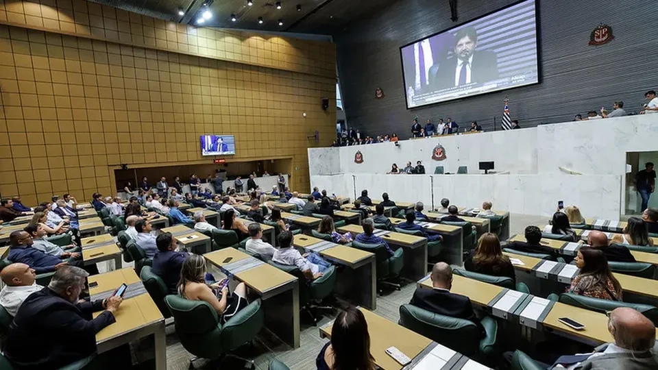 Remuneração dos parlamentares ultrapassa a do governador Tarcísio de Freitas, que é de R$ 34,5 mil.