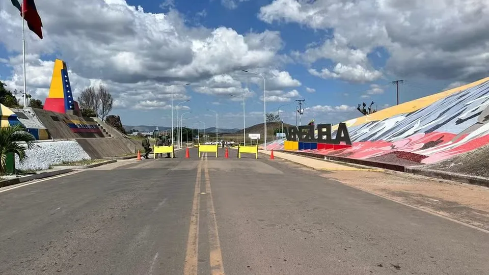 O fechamento da passagem em Pacaraima ocorre em meio a alegações de conspiração internacional pelo regime venezuelano.