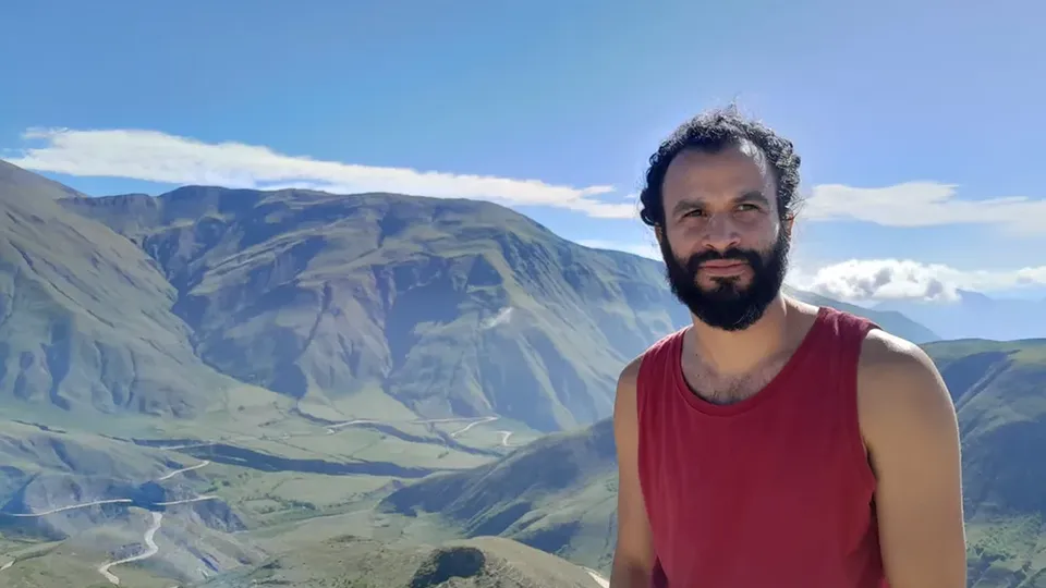 Felippe Almeida Marques, de 37 anos, desapareceu após deixar Mendoza rumo a Santa Fé; autoridades foram acionadas.