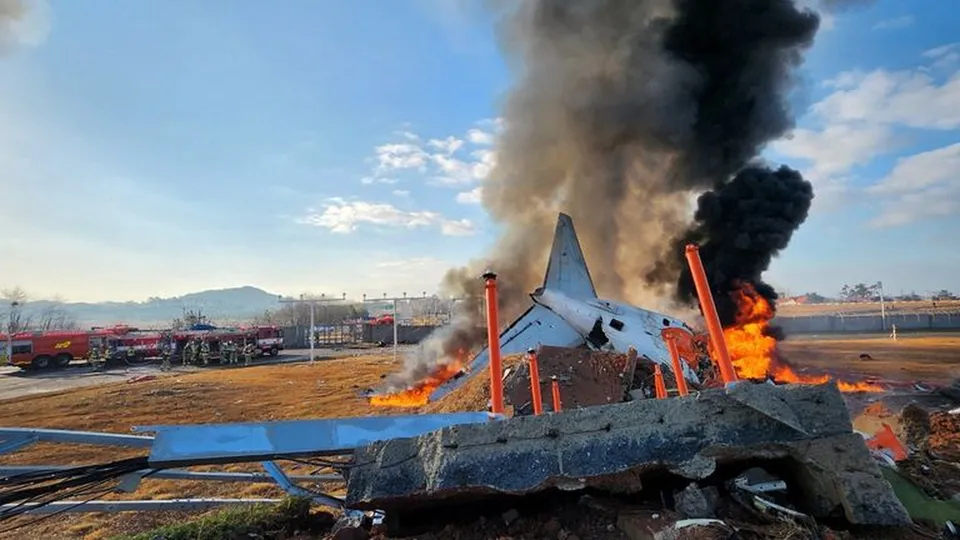 Caixas pretas do avião da Jeju Air pararam de gravar minutos antes do acidente fatal na Coreia do Sul