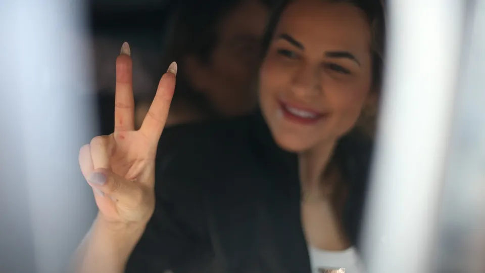 A influenciadora detalhou sua detenção em live, afirmando que a investigação ainda está em andamento.