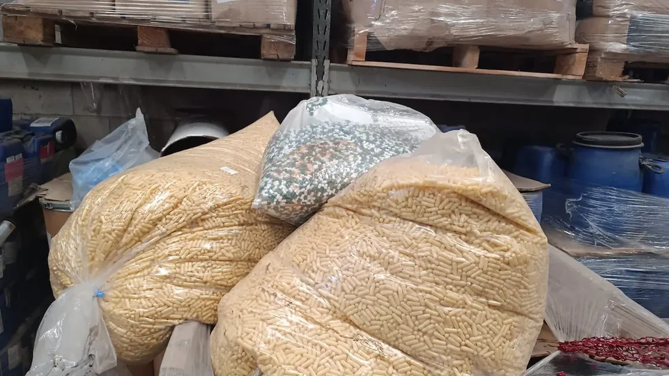 Operação resultou na apreensão de 50 toneladas de produtos adulterados e na prisão de dois homens.