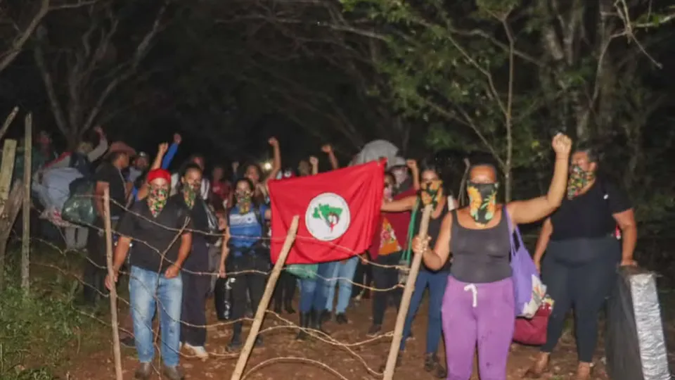 Criminosos armados invadiram o assentamento Olga Benário e dispararam contra os moradores; polícia investiga o caso