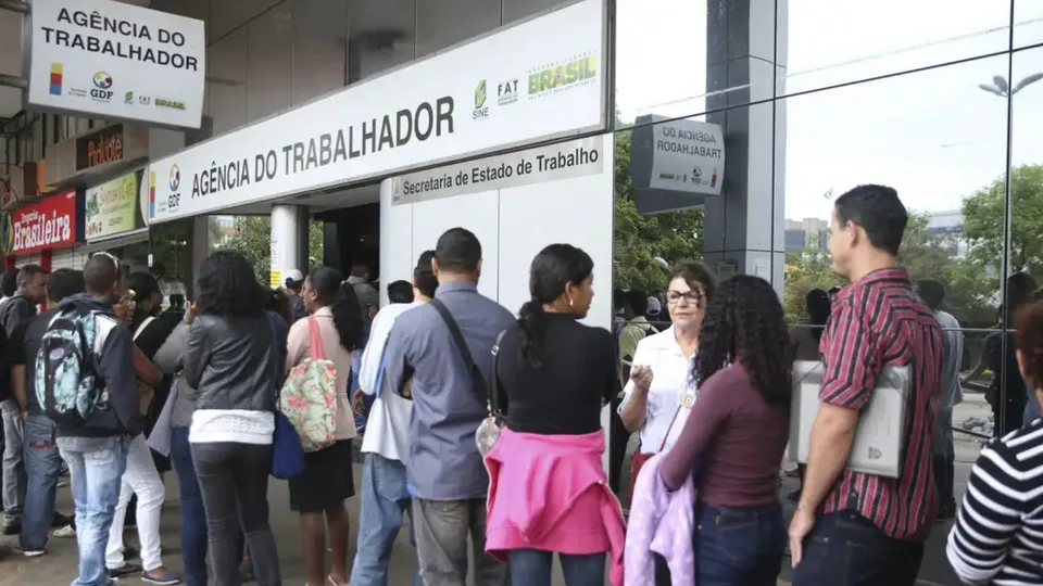 Os novos valores do seguro-desemprego beneficiam trabalhadores demitidos sem justa causa e seguem o INPC de 2024.