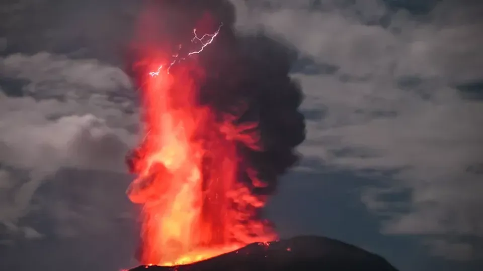 O Monte Ibu, localizado na ilha de Halmahera, entrou em erupção, expelindo lava e fumaça a quatro quilômetros de altura.