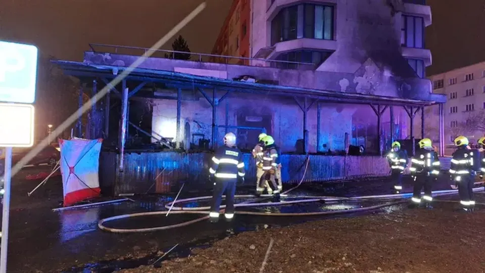 Incêndio em estabelecimento ocorreu após aquecedor a gás tombar; oito pessoas ficaram feridas.