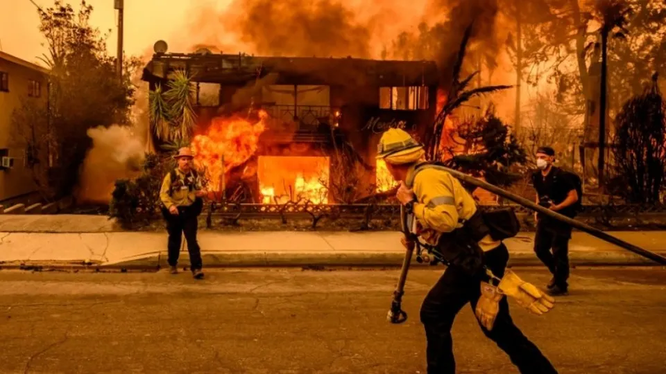 Tragédia em Los Angeles resulta em 16 mortes e mais de 150 mil pessoas evacuadas devido a incêndios devastadores.