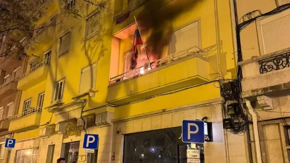 Um coquetel molotov atingiu a fachada do consulado venezuelano em Lisboa, sem deixar feridos. O governo português promete investigação.
