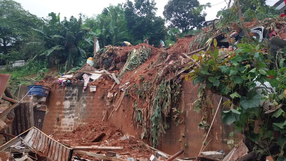Cidade mineira registrou 80 mm de chuva em uma hora, resultando em deslizamentos e alagamentos.