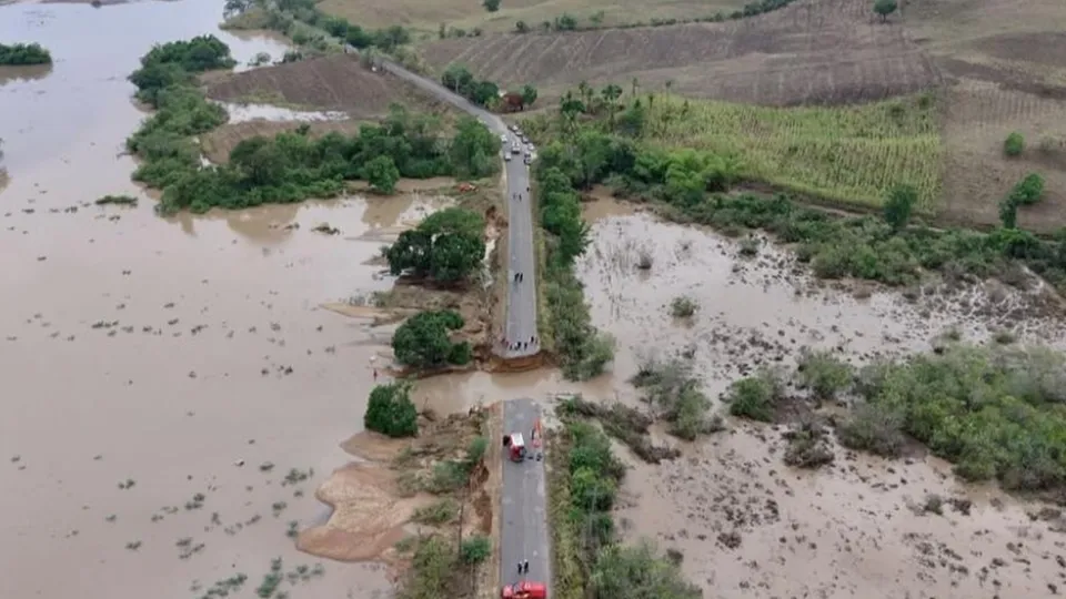 Três pessoas morrem após rodovia SE-438 ceder em Capela, Sergipe, por chuvas