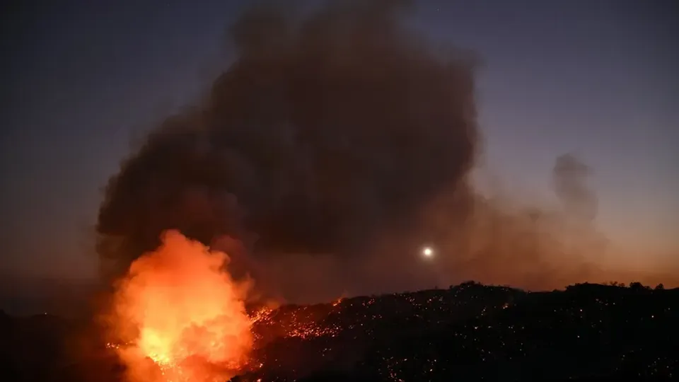 Autoridades alertam que ventos perigosos podem propagar chamas em áreas residenciais de Los Angeles.