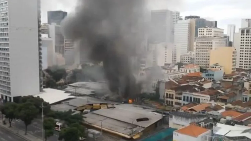 Incêndio atinge camelódromo da Uruguaiana no centro do Rio de Janeiro