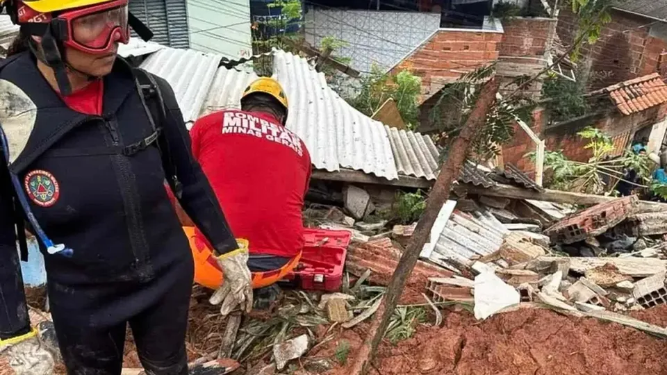 Fortes chuvas provocaram deslizamentos em Minas Gerais, resultando em tragédias e situação de emergência na cidade.