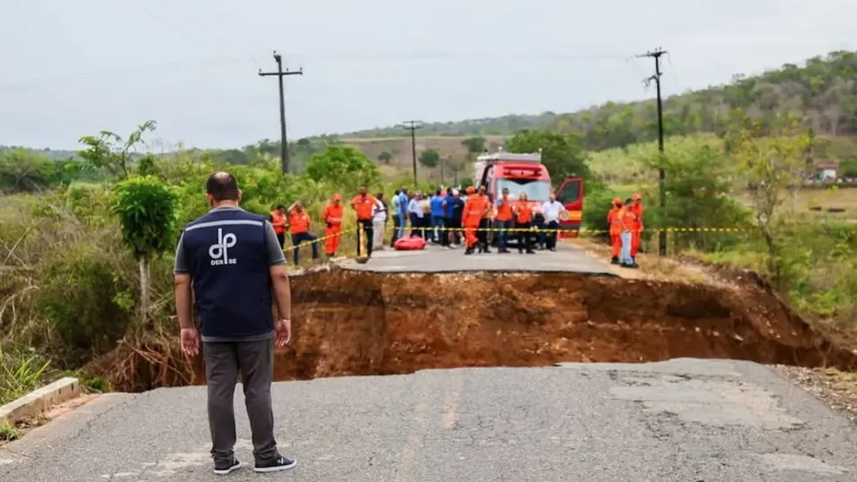 Um trecho da Rodovia SE-438 cedeu em Capela, arrastando veículos e deixando vítimas fatais; buscas continuam.