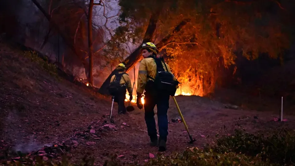 Polícia de Los Angeles prende 29 pessoas disfarçadas de bombeiros durante incêndios