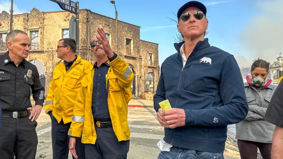 Gavin Newsom prevê aumento no número de fatalidades e custos que podem chegar a US$ 150 bilhões.