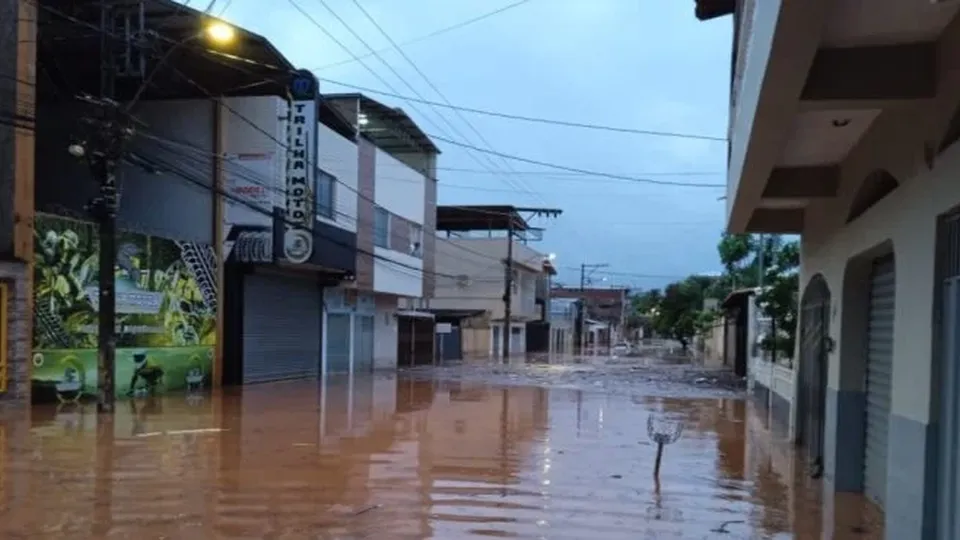 Fortes chuvas causaram deslizamentos em Ipatinga, Minas Gerais, resultando em 10 mortes e 150 pessoas desalojadas.