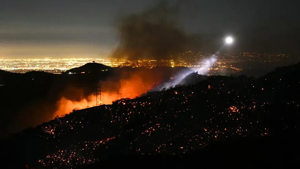 Os incêndios florestais em Los Angeles continuam a devastar a cidade, com autoridades alertando para a intensificação dos ventos secos.