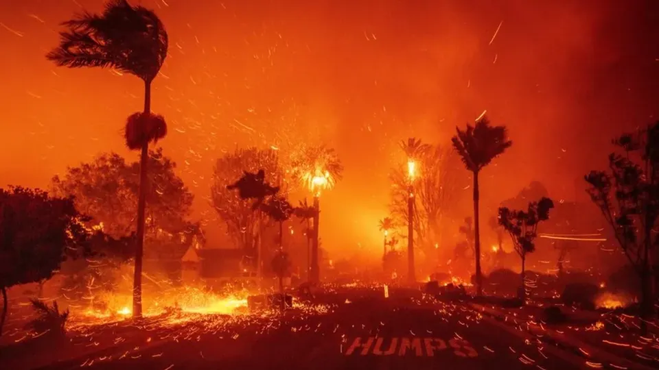 Incêndios devastadores continuam a afetar a cidade, com ventos fortes previstos para os próximos dias.