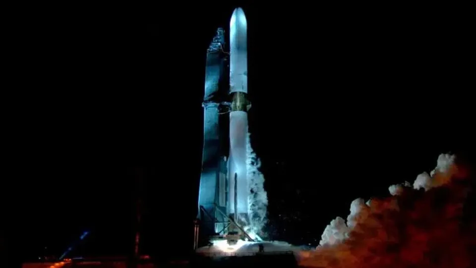 Após adiamentos, a Blue Origin de Jeff Bezos está pronta para lançar o New Glenn, visando competir com a SpaceX.