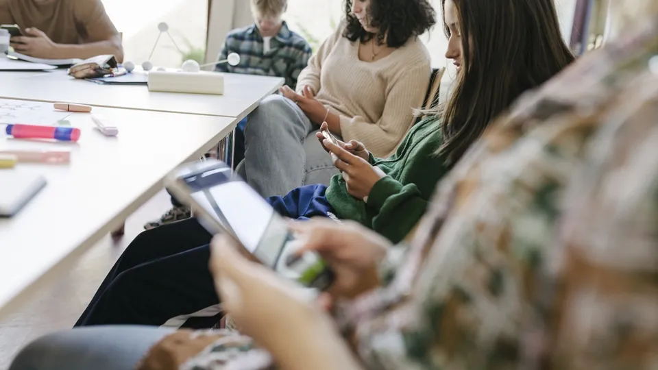 Nova legislação restringe uso de celulares e dispositivos eletrônicos em instituições de ensino.