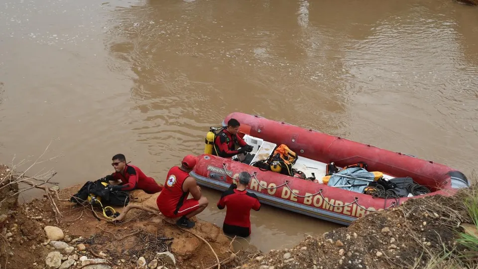 Após fortes chuvas, o corpo foi localizado a 500 metros do local do acidente em Capela, onde três pessoas morreram.