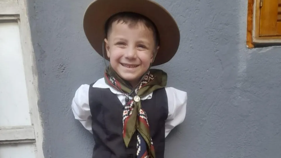 Menino de 5 anos estava no carro com a tia e não sobreviveu ao acidente.