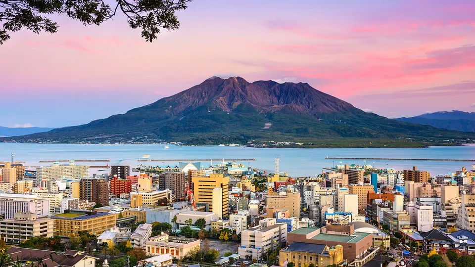 Um forte terremoto abalou o sudoeste do Japão, levando a alertas de tsunami para as regiões de Miyazaki e Kochi.