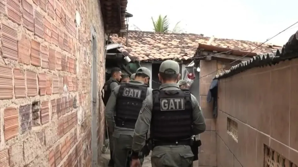 Sete homens foram assassinados em um ataque na madrugada de domingo; polícia suspeita de ligação com tráfico de drogas.