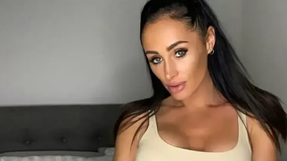 A australiana Courtney Mill, estrela do OnlyFans, faleceu após cair da varanda de um apartamento em Bali, na Indonésia.