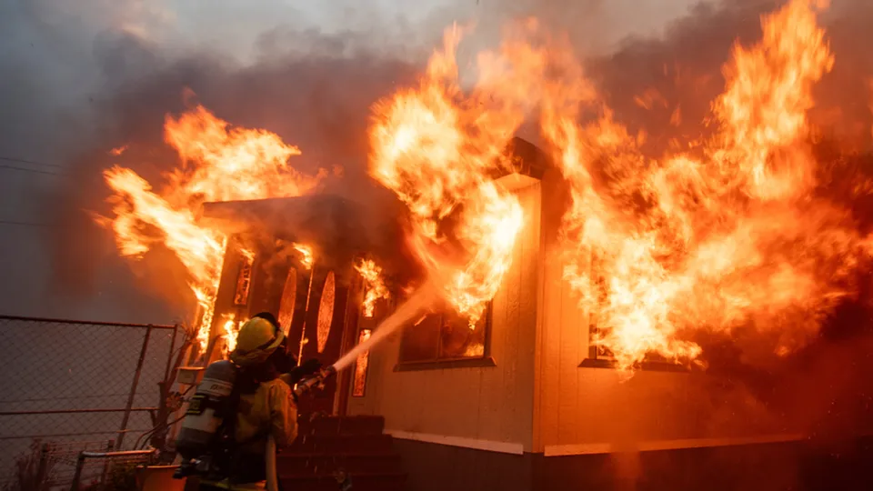 Incêndios em Los Angeles podem gerar perdas de até US$ 25 bilhões para seguradoras