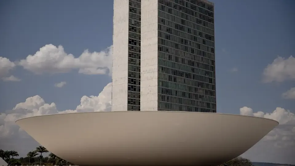 Mudança permite que deputados utilizem a cota para pagar despacho de bagagens e internet durante voos. A decisão foi publicada em dezembro.