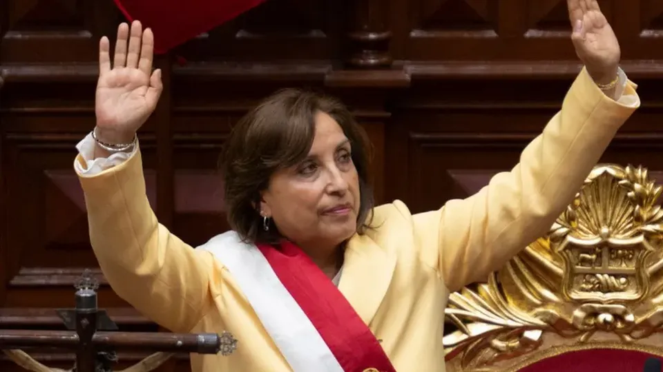 A presidente peruana, Dina Boluarte, é interrogada por suposto abandono de cargo após cirurgia não comunicada ao Congresso.