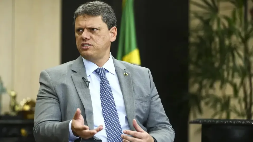 O governador de São Paulo, Tarcísio de Freitas, garante que o secretário de Segurança não deixará o cargo após denúncias de abusos policiais.