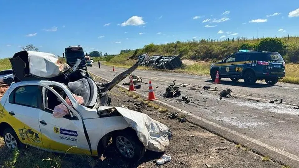 Jovem de 26 anos morre em acidente entre carro e carreta na BR-158 em São Gabriel