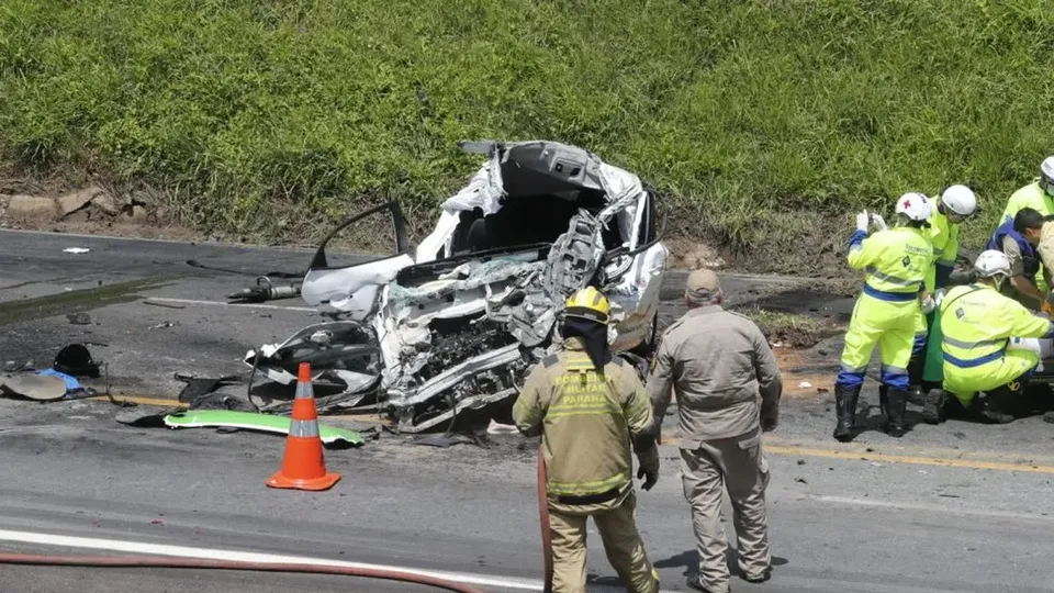 Um grave acidente no Contorno Norte de Curitiba deixou uma mulher ferida na tarde desta segunda-feira (13)