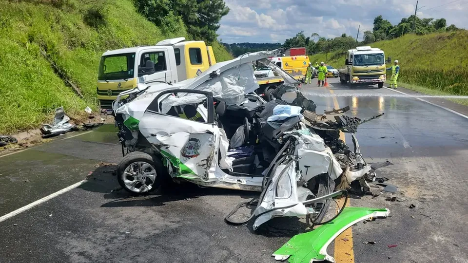 Condutora de 38 anos colidiu frontalmente com caminhão na PR-418, em Curitiba, e ficou presa entre as ferragens.