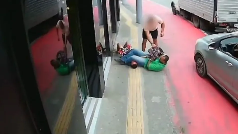 Vídeo mostra lutador de jiu-jitsu rendendo assaltante após roubo em Caraguatatuba