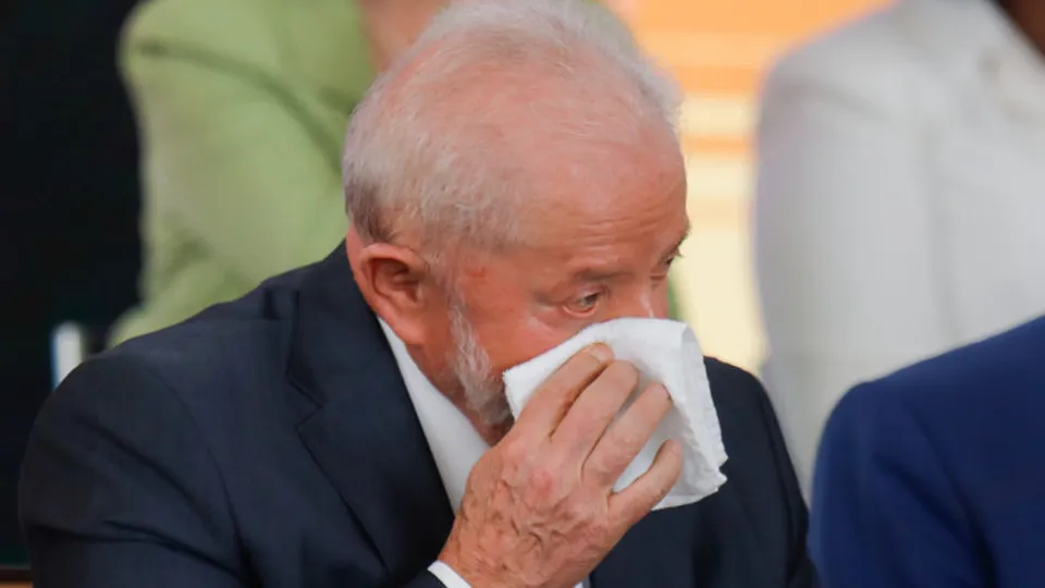 Levantamento revela que a desaprovação do governo Lula é maior que a aprovação, refletindo insatisfação entre os eleitores.