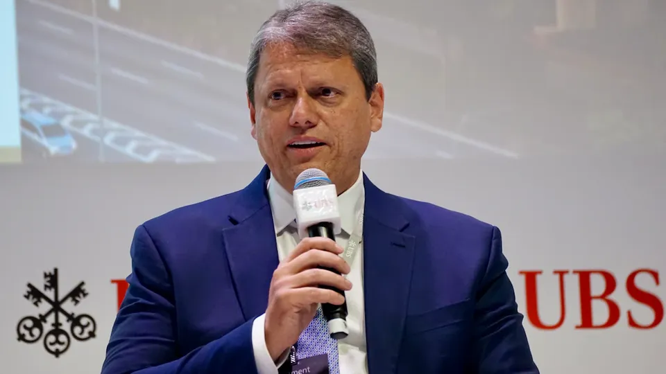 Em coletiva, Tarcísio de Freitas destaca ações da polícia e classifica ataque como 'terrível'. Dois mortos e seis feridos.