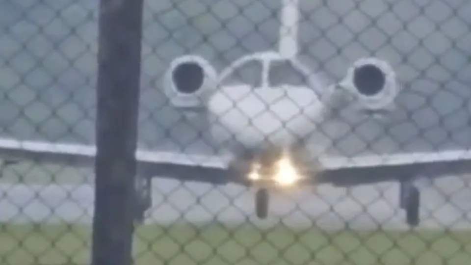 Imagens registram a tentativa de pouso de um Cessna em condições adversas; investigação está em andamento.