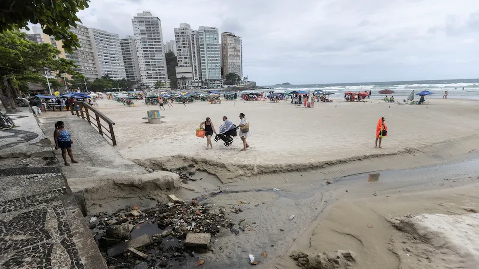 Tarcísio de Freitas anunciou investimentos de R$ 3 bilhões para melhorar saneamento no litoral, após surto de norovírus.