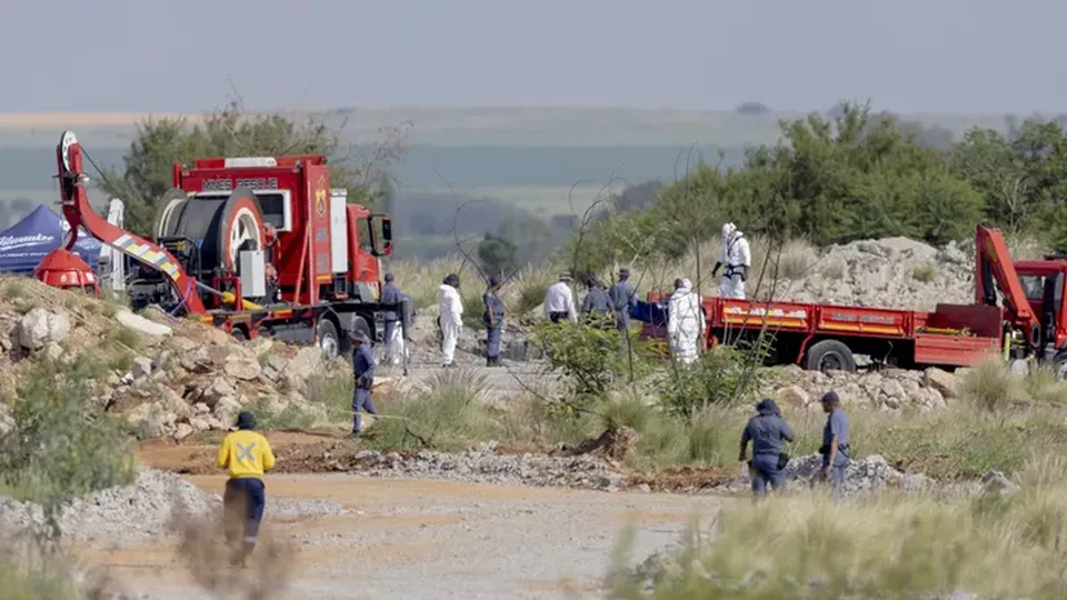 Uma operação de resgate em mina de ouro abandonada na África do Sul resultou em quatro mortes e sete mineiros resgatados.