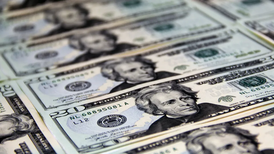 A moeda norte-americana caiu 0,27%, cotada a R$ 6,0808, enquanto o Ibovespa também apresentou leve alta.